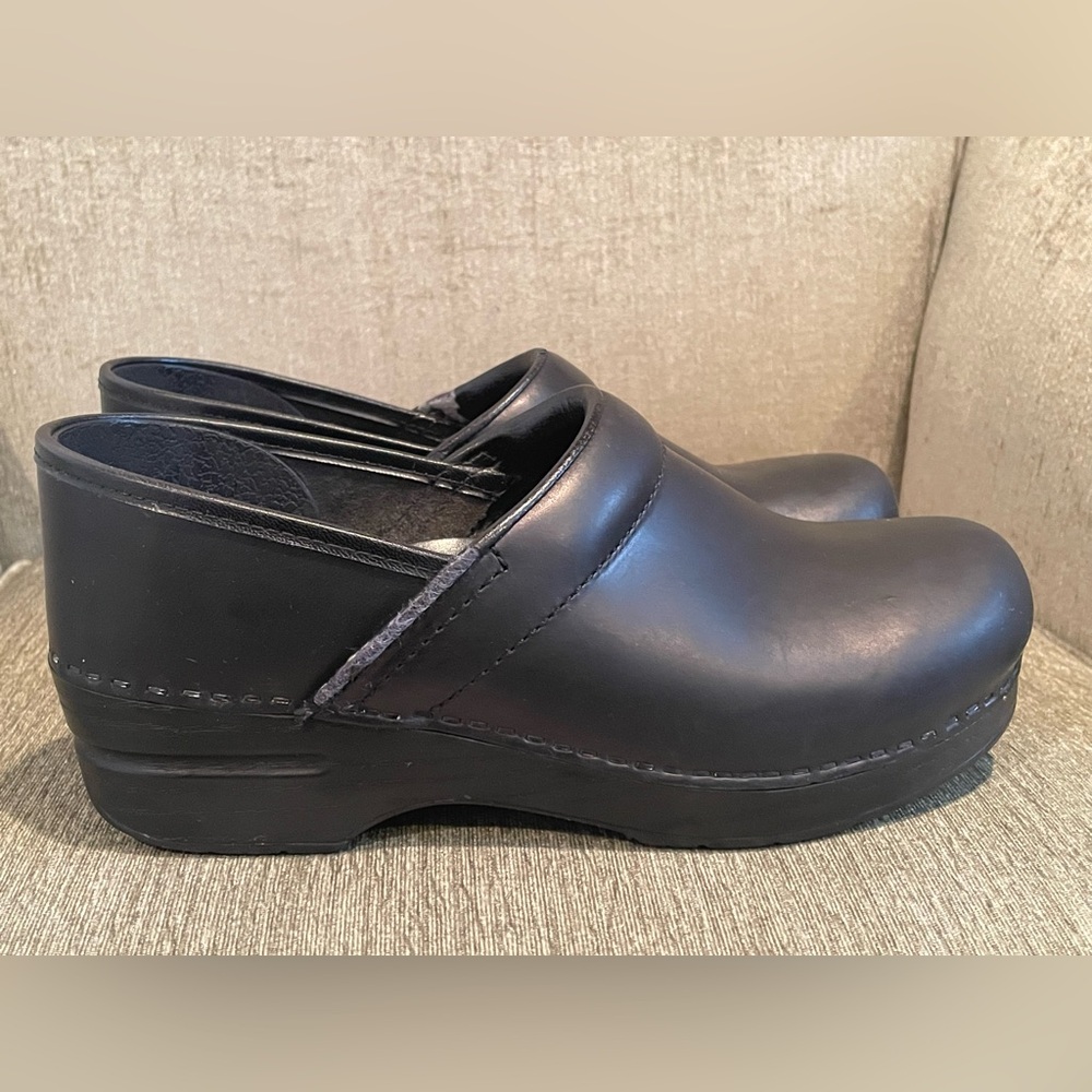 Dansko Black Leather Clogs Size 39 (approximately Size 8.5 US)